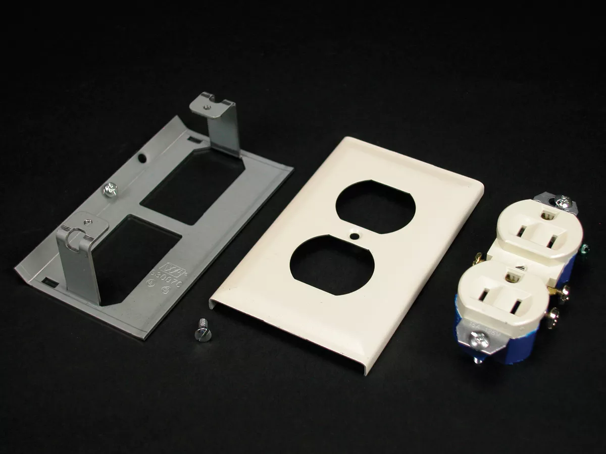 Wiremold V3043GE 3000 Duplex Grounding Receptacle Cover Fitting