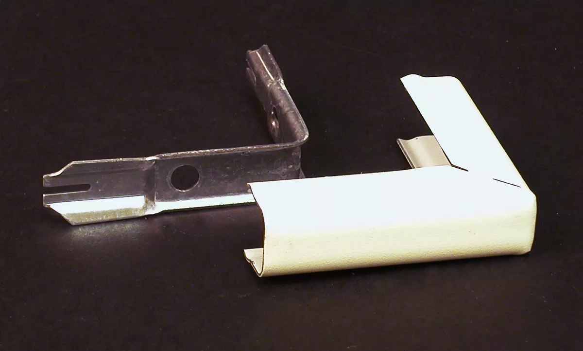 Wiremold V718 2-1/2" Ivory Steel 1-Channel 90 Degrees Raceway External Elbow